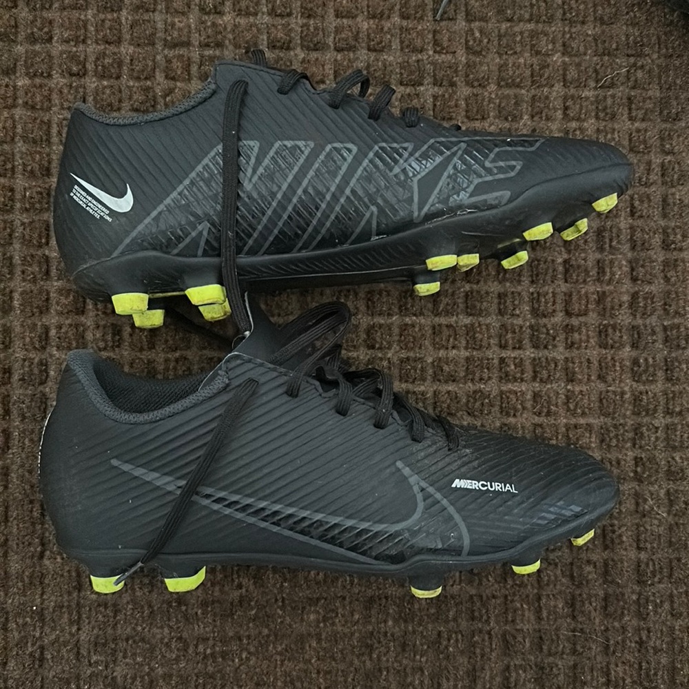 7.5 Nike mercurial soccer cleats. Worn one season.